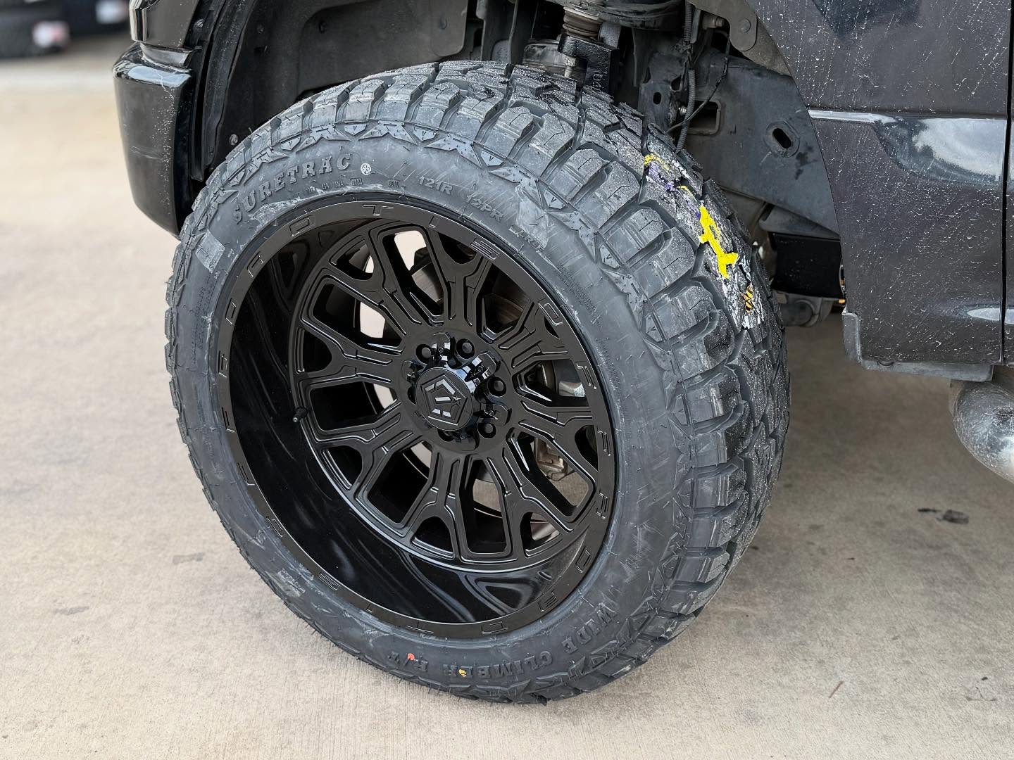 TIS OFF-ROAD 560B WHEELS 8X180 - GLOSS BLACK