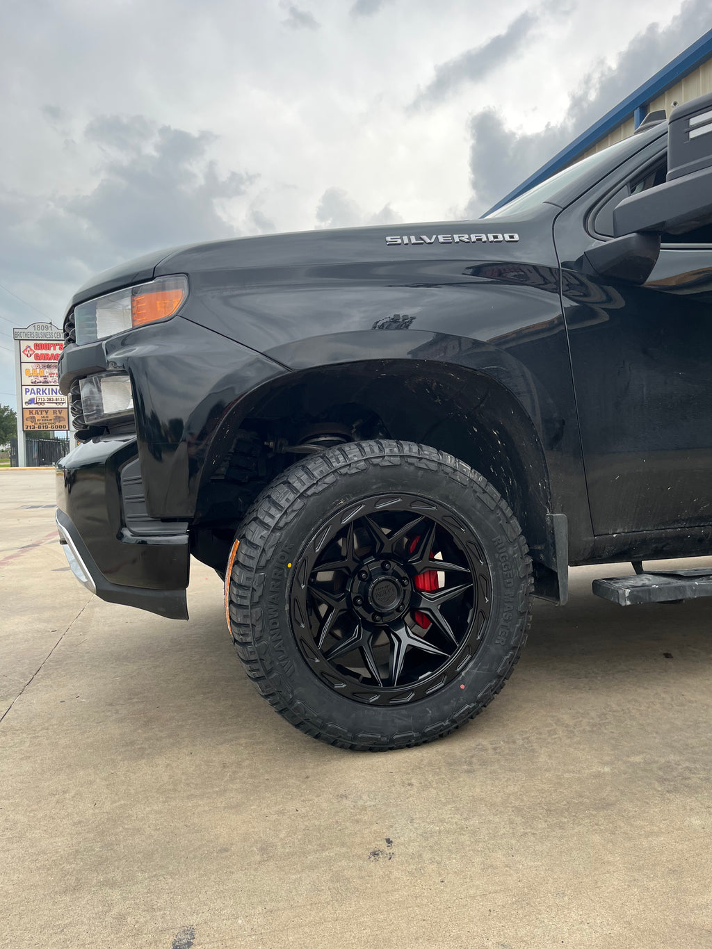 2019 - 2026 CHEVROLET 1500 WITH 20X10 LOCK OFF-ROAD, 33X12.50R20 AND 2.5" LEVELING KIT - GALLERY