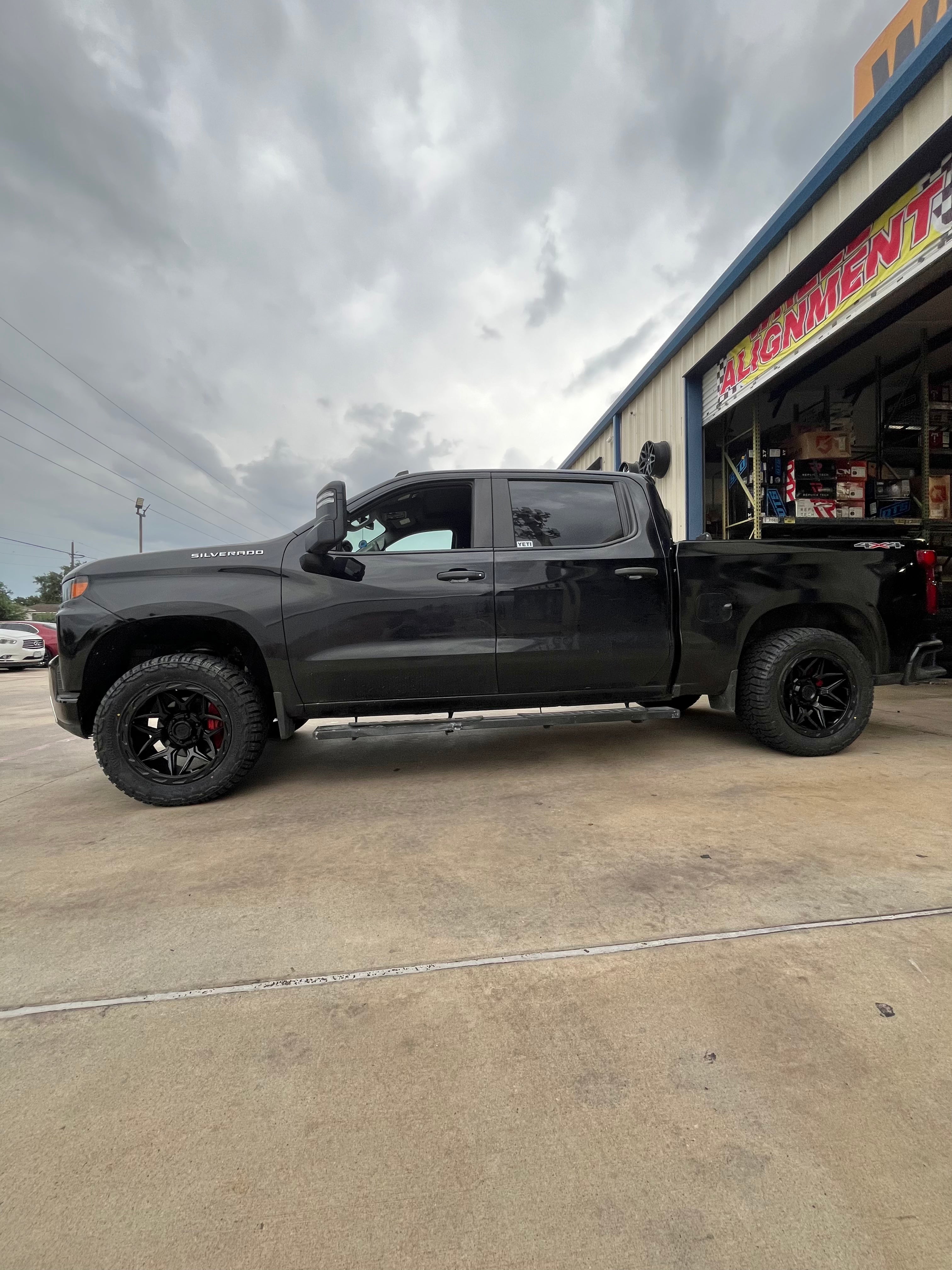 2019 - 2026 CHEVROLET 1500 WITH 20X10 LOCK OFF-ROAD, 33X12.50R20 AND 2.5" LEVELING KIT - GALLERY