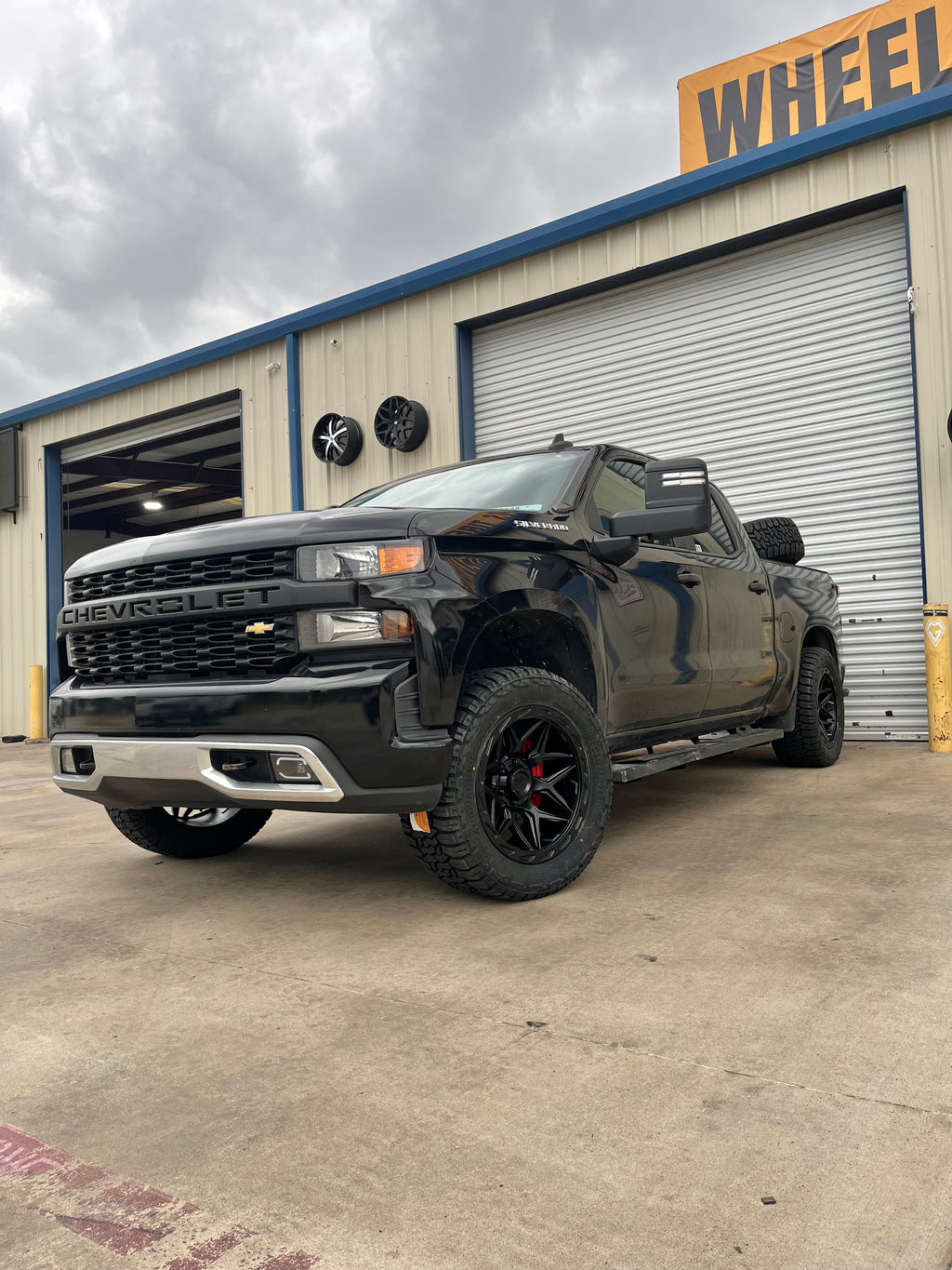 2019 - 2026 CHEVROLET 1500 WITH 20X10 LOCK OFF-ROAD, 33X12.50R20 AND 2.5" LEVELING KIT - GALLERY