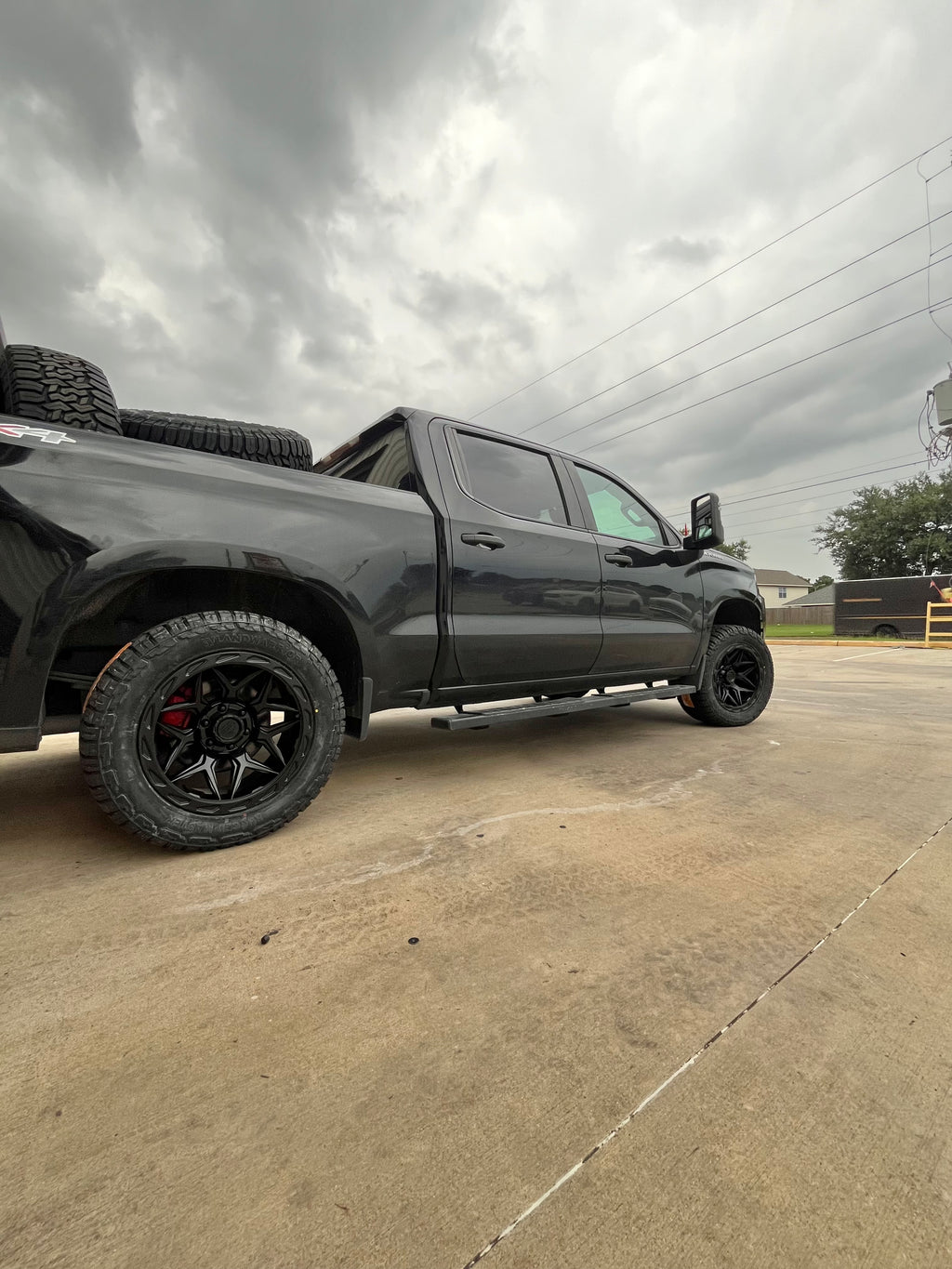 2019 - 2026 CHEVROLET 1500 WITH 20X10 LOCK OFF-ROAD, 33X12.50R20 AND 2.5" LEVELING KIT - GALLERY