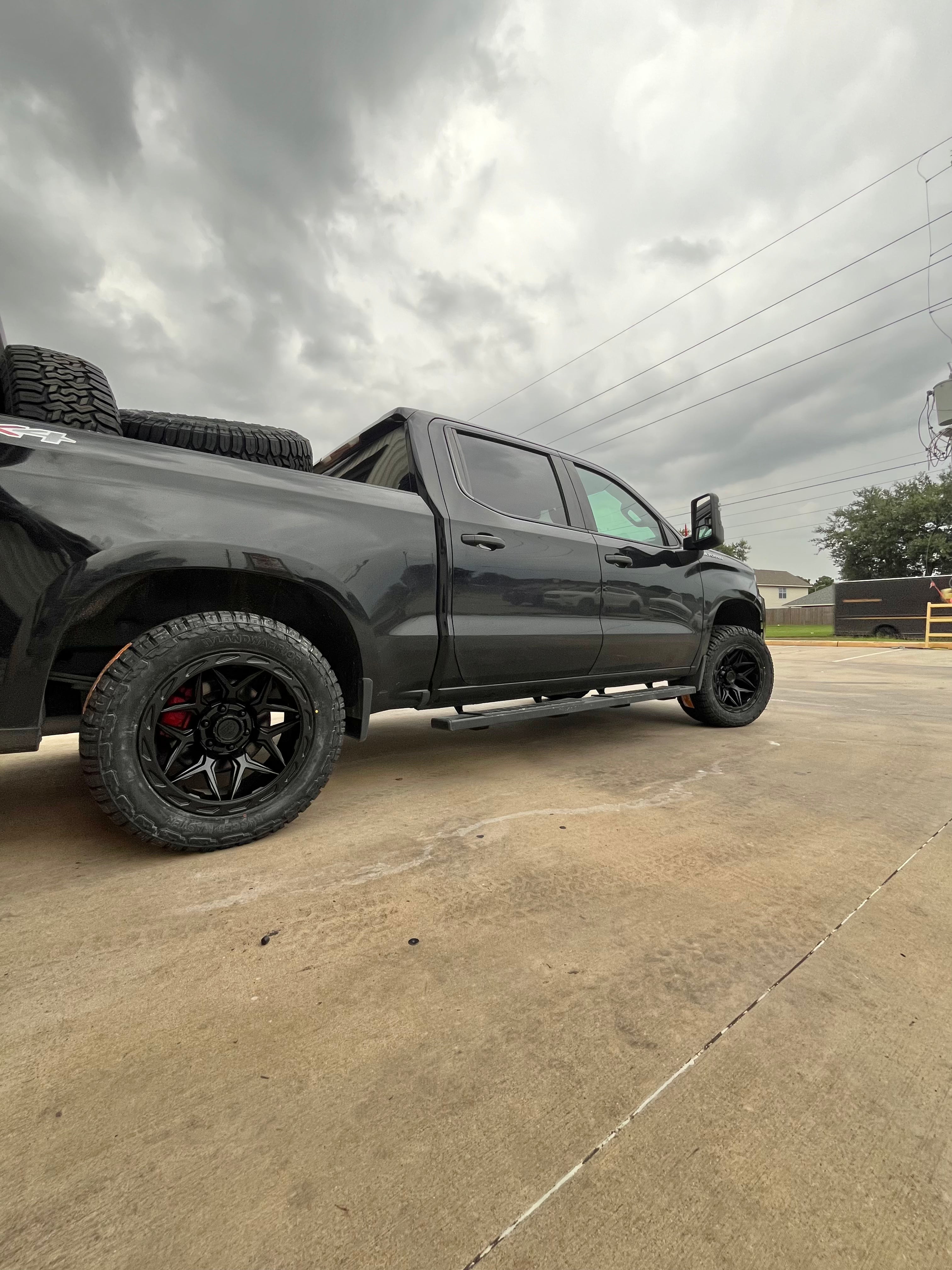 2019 - 2026 CHEVROLET 1500 WITH 20X10 LOCK OFF-ROAD, 33X12.50R20 AND 2.5" LEVELING KIT - GALLERY