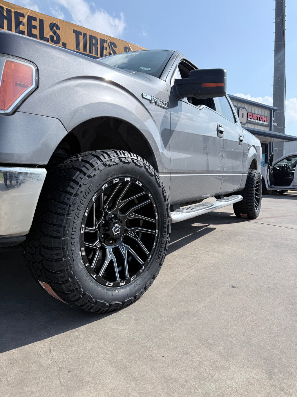 2009 - 2014 FORD F-150 WITH 20X12 TIS 554BM OFF-ROAD, 33X12.50R20 AND 2.5" LEVELING KIT - GALLERY