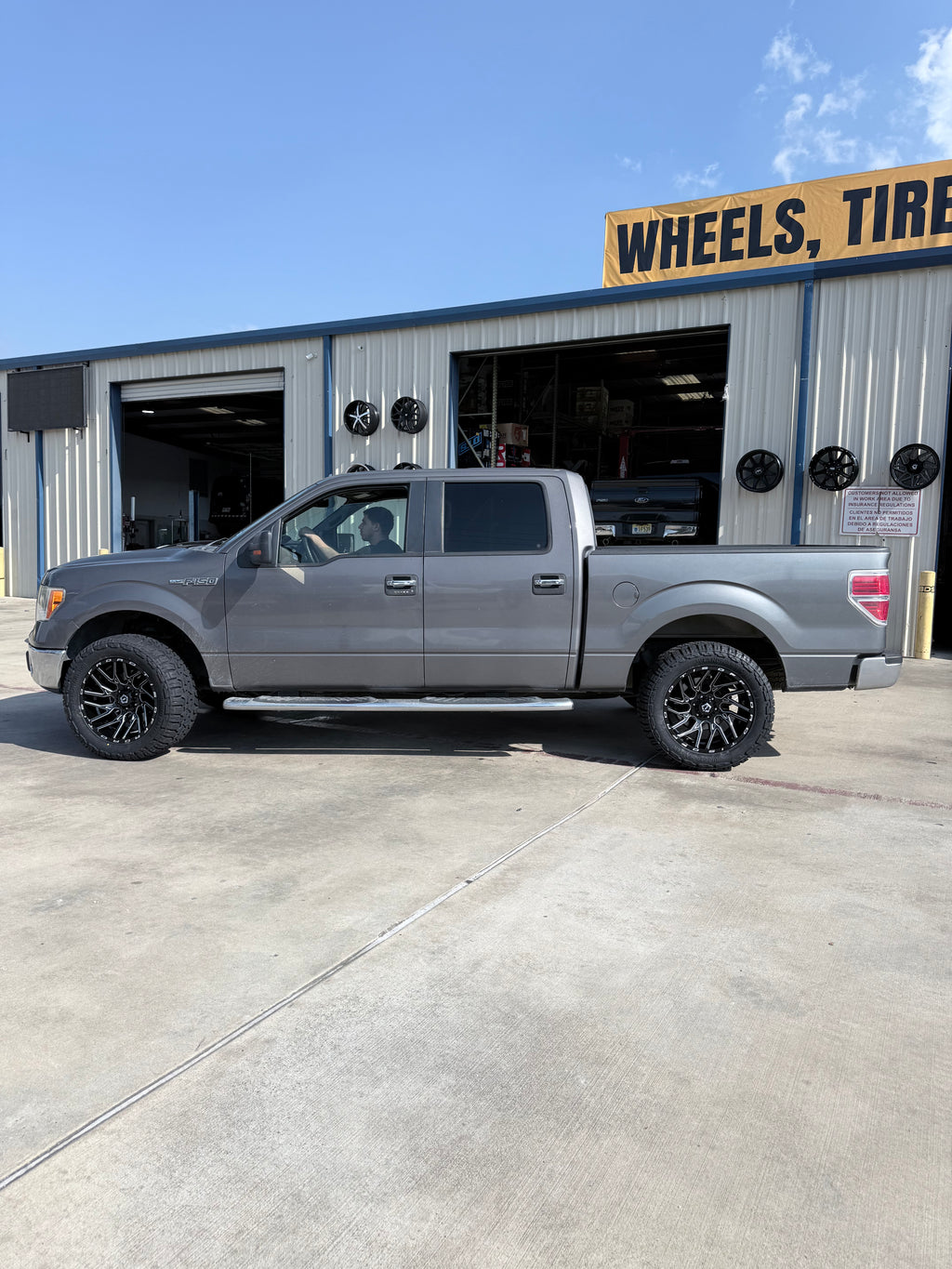 2009 - 2014 FORD F-150 WITH 20X12 TIS 554BM OFF-ROAD, 33X12.50R20 AND 2.5" LEVELING KIT - GALLERY