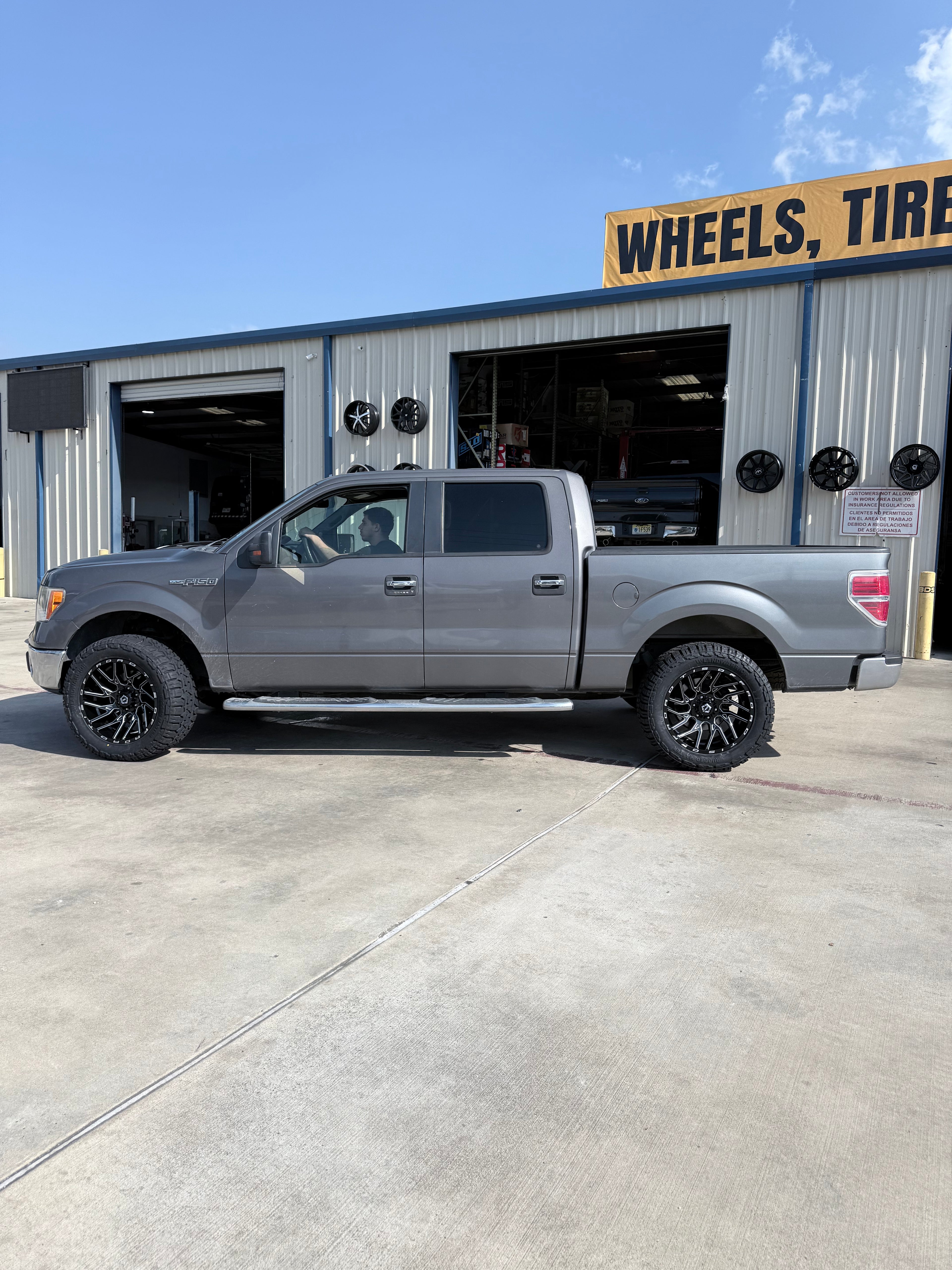 2009 - 2014 FORD F-150 WITH 20X12 TIS 554BM OFF-ROAD, 33X12.50R20 AND 2.5" LEVELING KIT - GALLERY