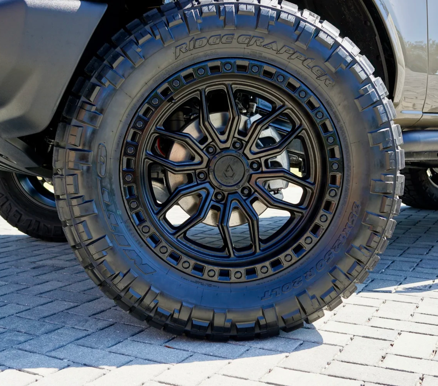 ARENA A109 HUSTLE WHEELS 8X180 - SATIN BLACK CENTER & GLOSSY BLACK LIP