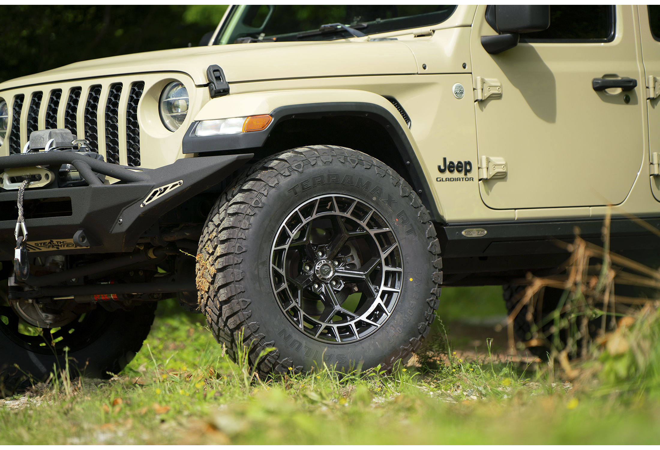FUEL OFF-ROAD WHEELS CHARGER FC873 6X135 - GLOSS BLACK BRUSHED DARK TINT
