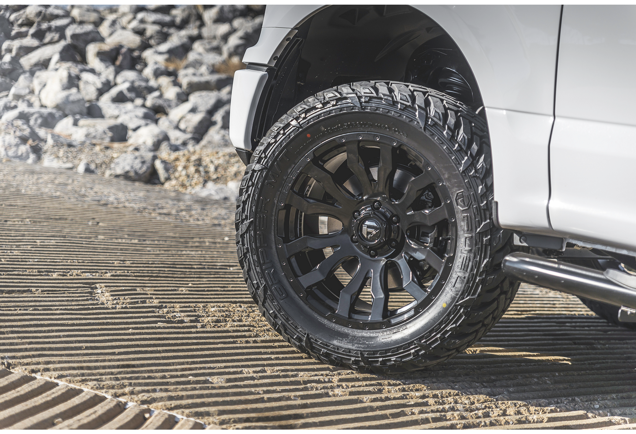 FUEL OFF-ROAD WHEELS BLITZ D675 6X5.5(139.7) - GLOSS BLACK