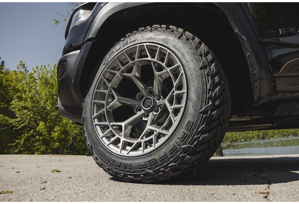 FUEL OFF-ROAD WHEELS CHARGER FC873 6X5.5(139.7) - PLATINUM