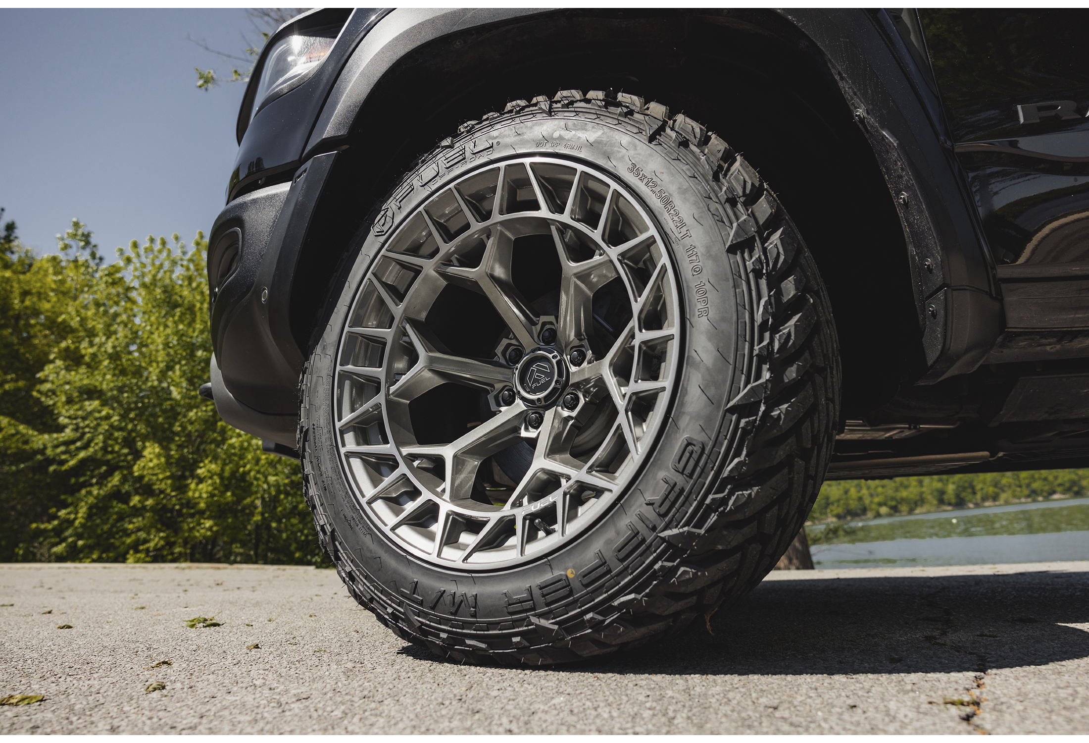 FUEL OFF-ROAD WHEELS CHARGER FC873 6X5.5(139.7) - PLATINUM