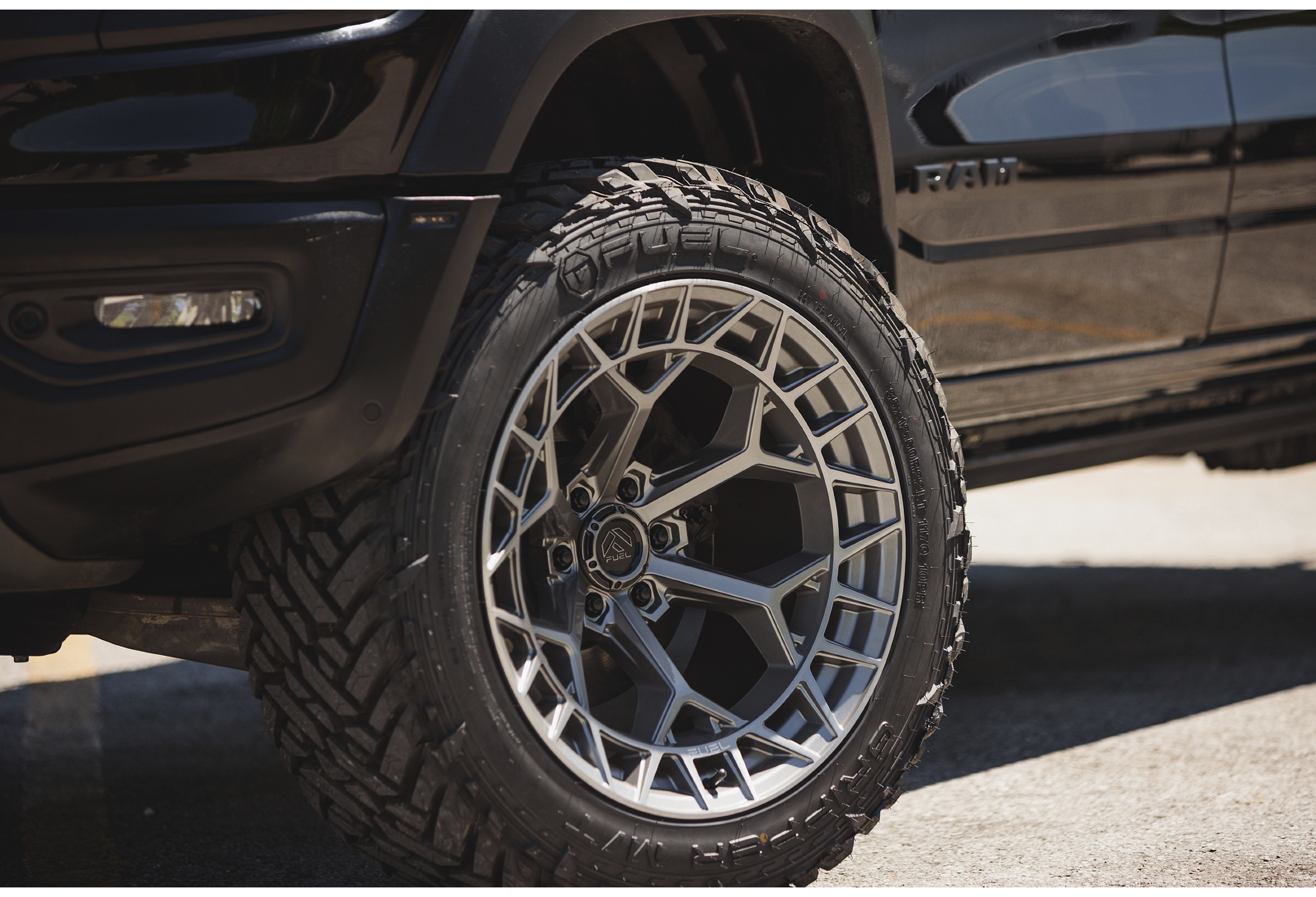 FUEL OFF-ROAD WHEELS CHARGER FC873 6X5.5(139.7) - PLATINUM