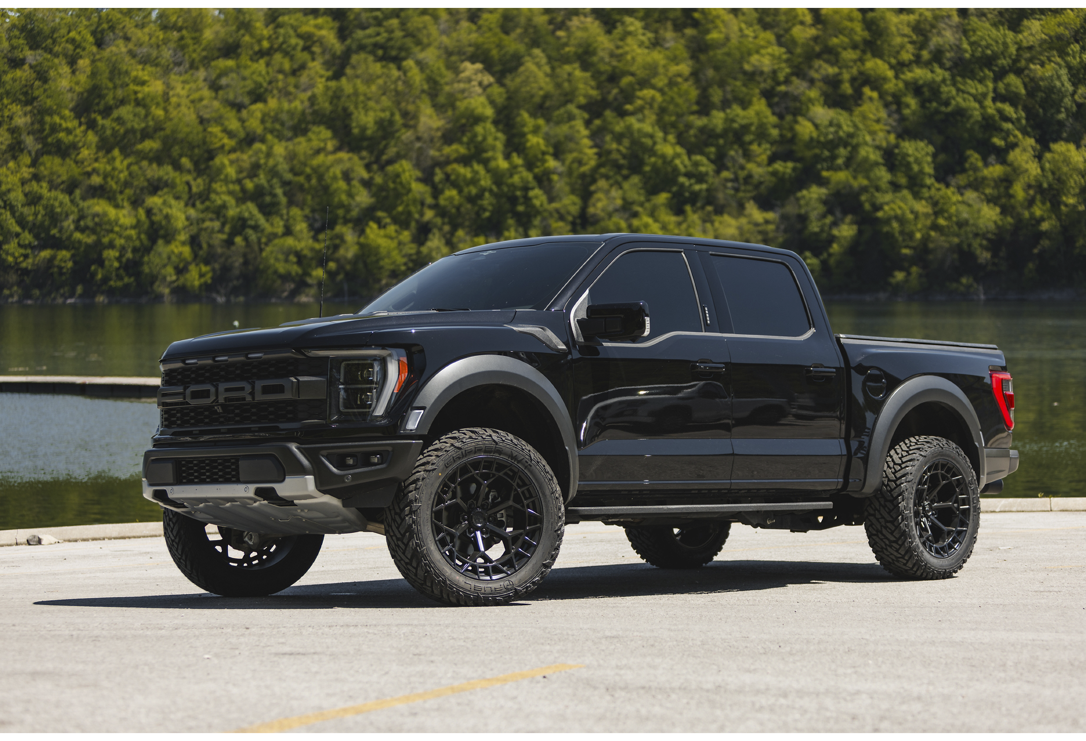 FUEL OFF-ROAD WHEELS CHARGER FC873 6X135 - BLACKOUT