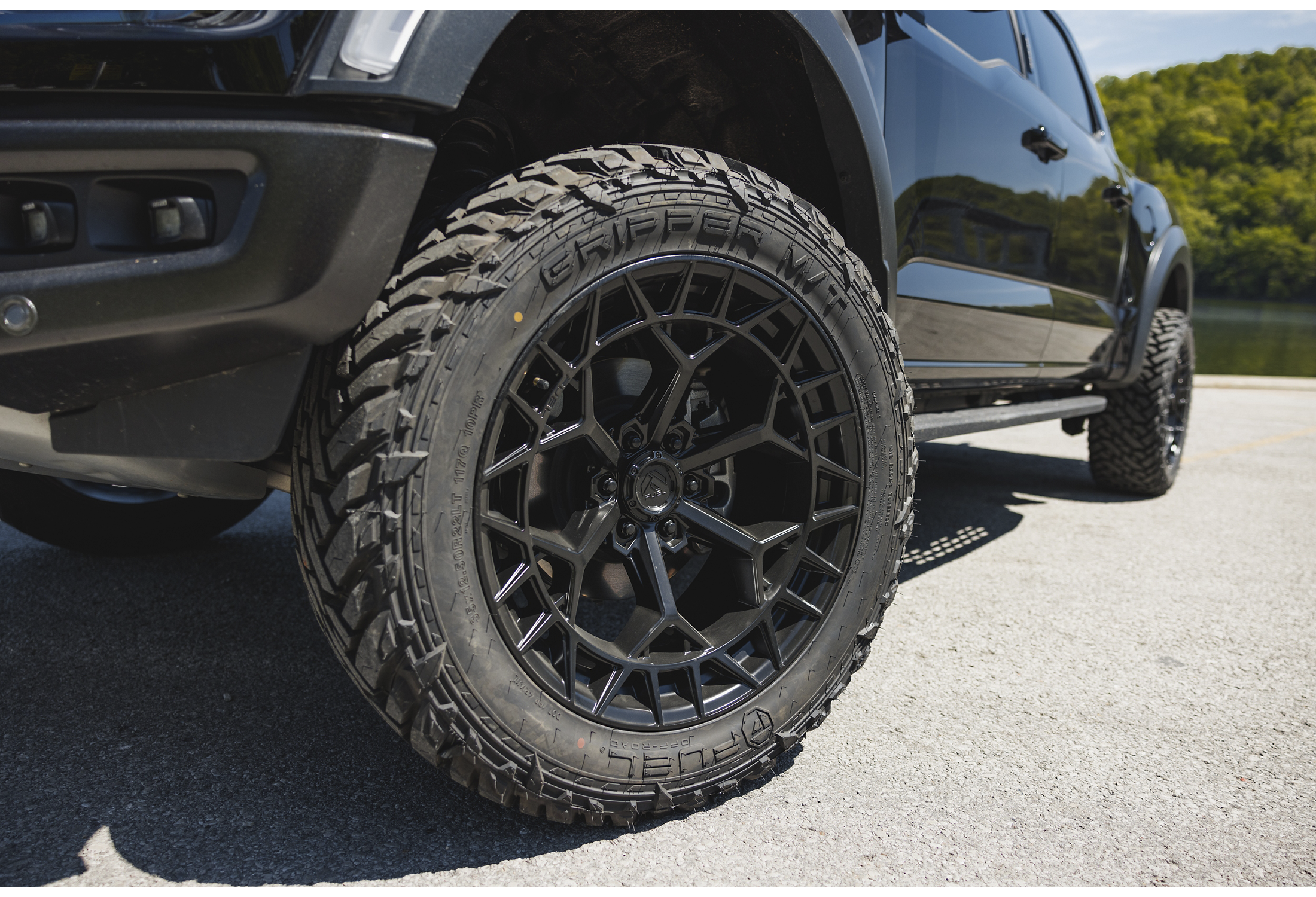 FUEL OFF-ROAD WHEELS CHARGER FC873 6X135 - BLACKOUT