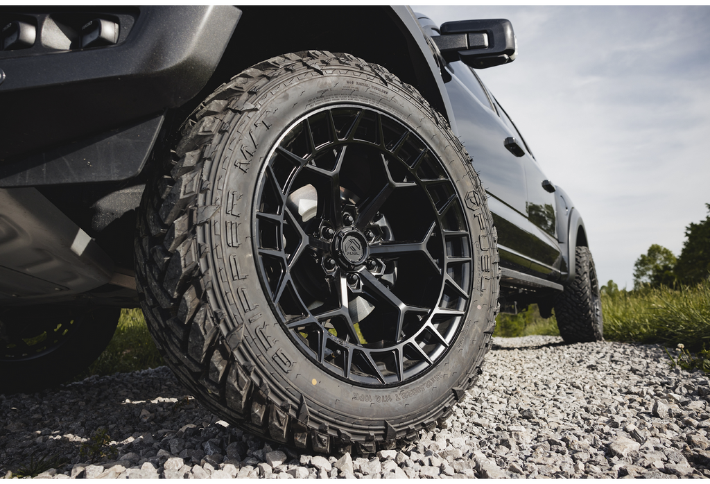 FUEL OFF-ROAD WHEELS CHARGER FC873 6X135 - BLACKOUT