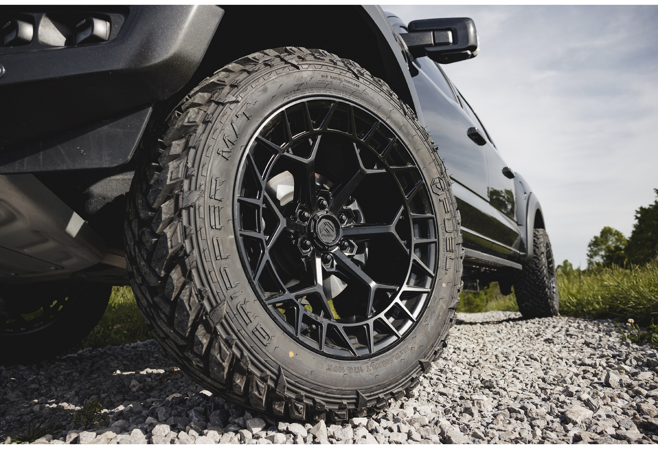 FUEL OFF-ROAD WHEELS CHARGER FC873 6X135 - BLACKOUT