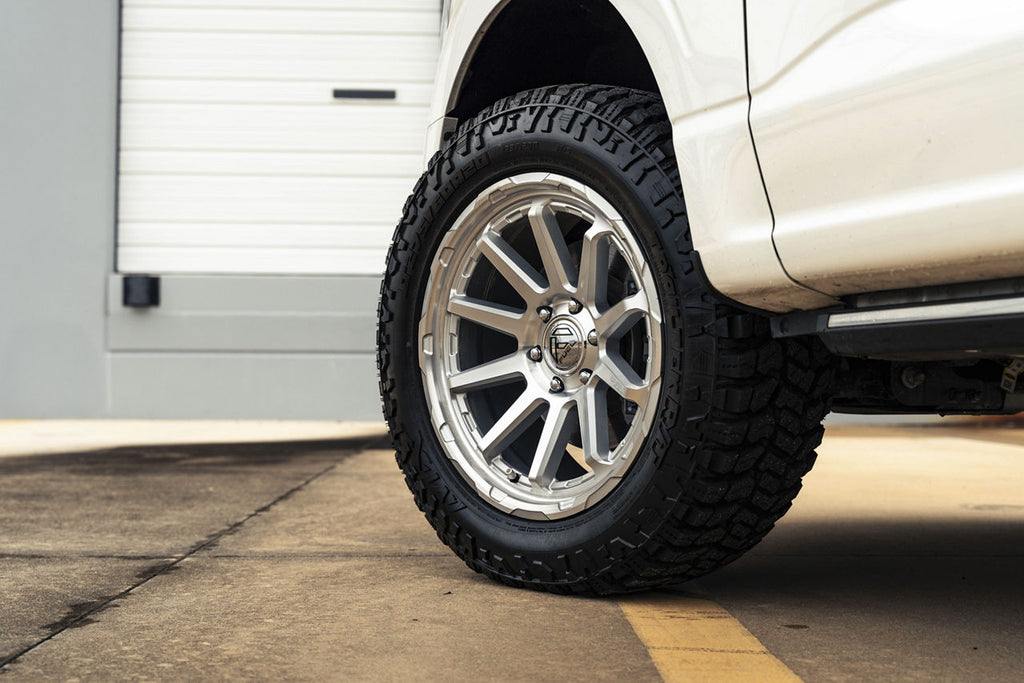 FUEL OFF-ROAD WHEELS CIRCUIT FC887 6X5.5(139.7) - ﻿GLOSS SILVER W/ MACHINED FACE