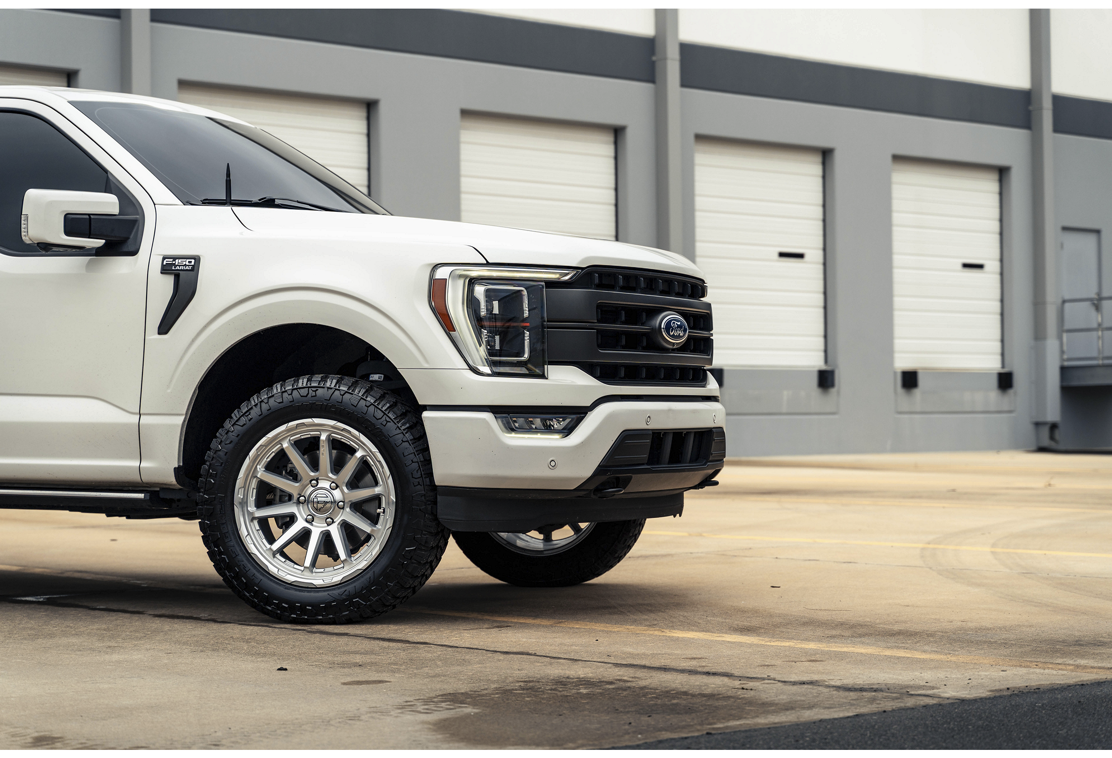 FUEL OFF-ROAD WHEELS CIRCUIT FC887 6X5.5(139.7) - ﻿GLOSS SILVER W/ MACHINED FACE