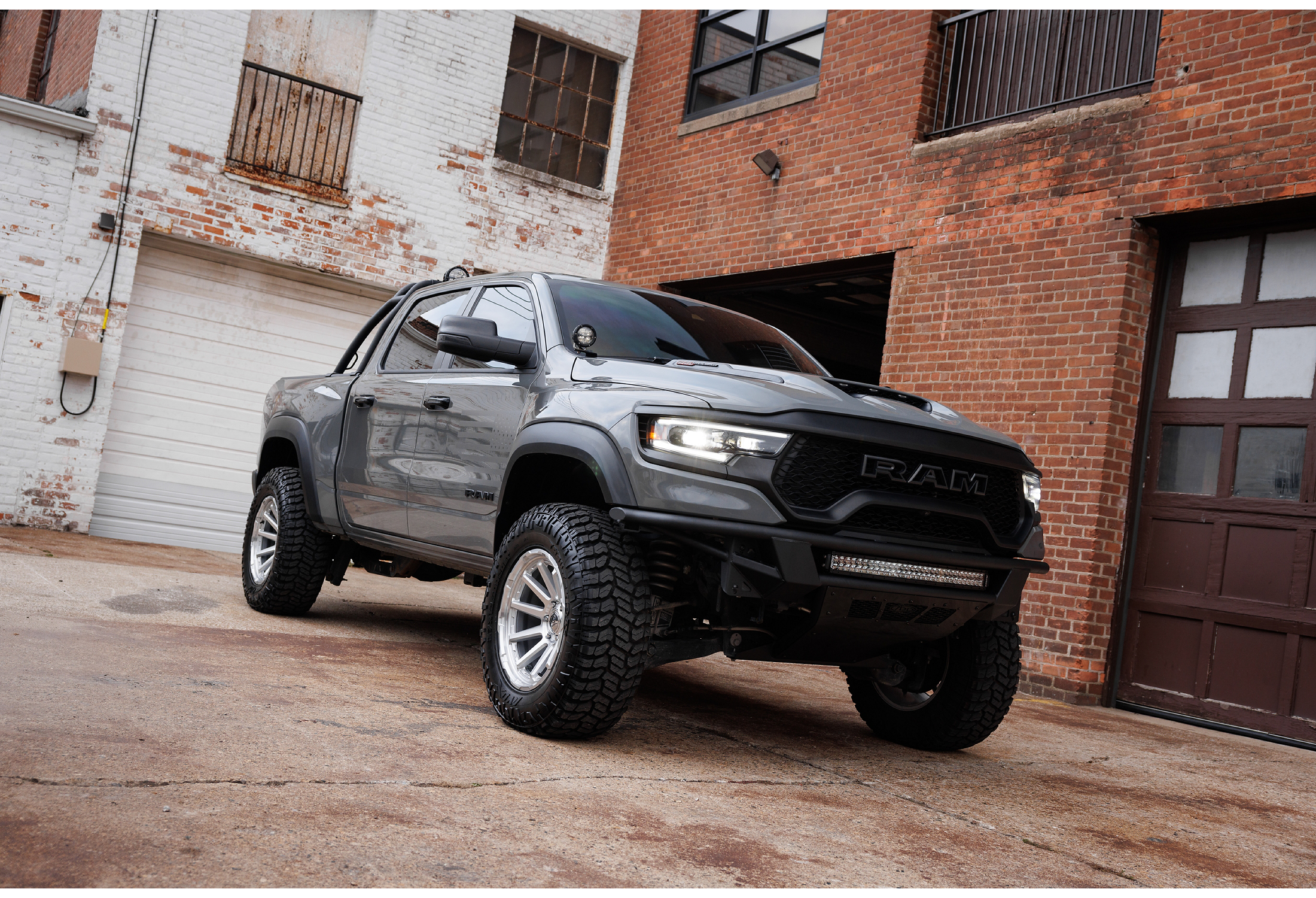 FUEL OFF-ROAD WHEELS CIRCUIT FC887 6X5.5(139.7) - ﻿GLOSS SILVER W/ MACHINED FACE