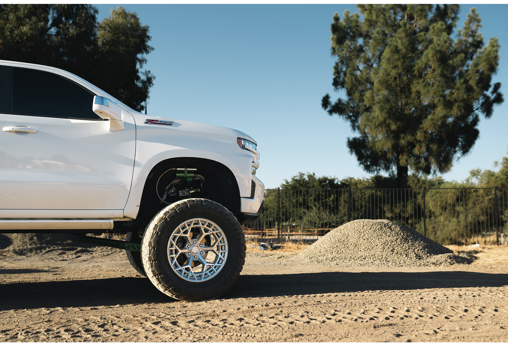 FUEL OFF-ROAD WHEELS CHARGER FC873 6X135 - GLOSS SILVER W/ MACHINED FACE