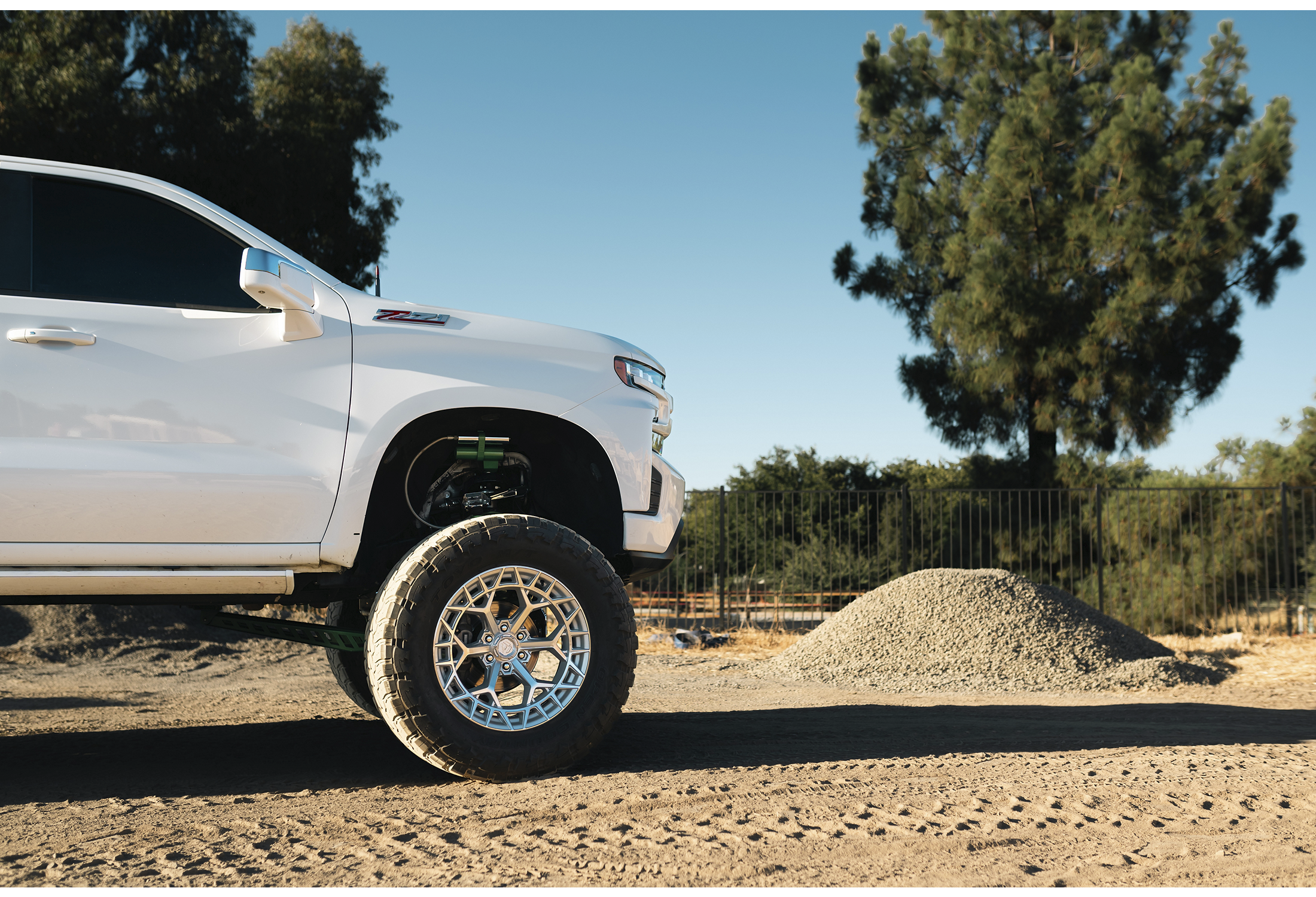 FUEL OFF-ROAD WHEELS CHARGER FC873 6X135 - GLOSS SILVER W/ MACHINED FACE